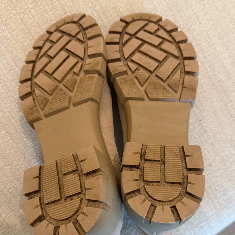 Steve Madden Howlers Tan Suede booties - Picture 3 of 3